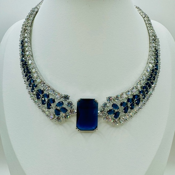 Full Neck Coverage Swarovski style Necklace - Picture 3 of 3